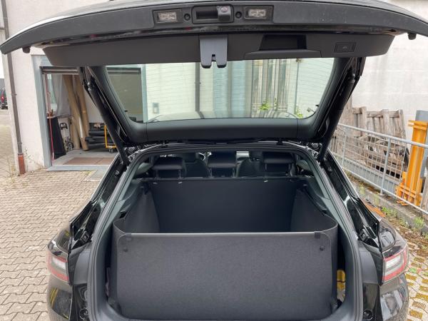 Ladekantenschutz hochgestellt entsteht eine wasserdichte hohe Kofferraumwanne für jeden Transport, selbstverständlich auch für Ihren Hund.